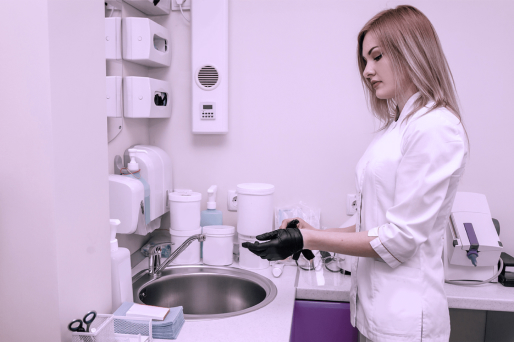 laboratorium dentystyczne Asystentka medyczna pracująca nad umywalką.