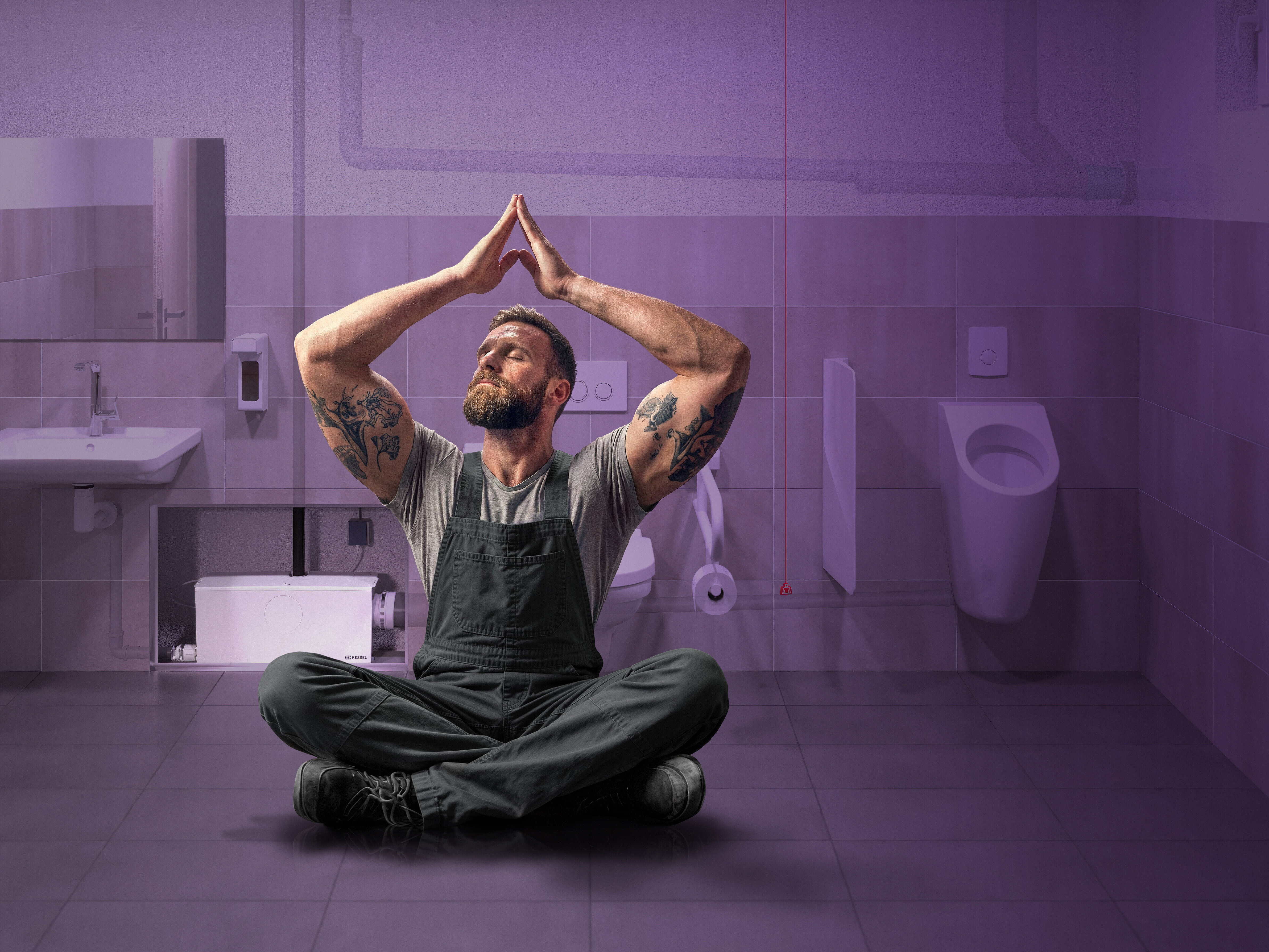 Zrelaksowany rzemieślnik w toalecie dla pracowników, z podwójnym systemem spłukiwania w tle.