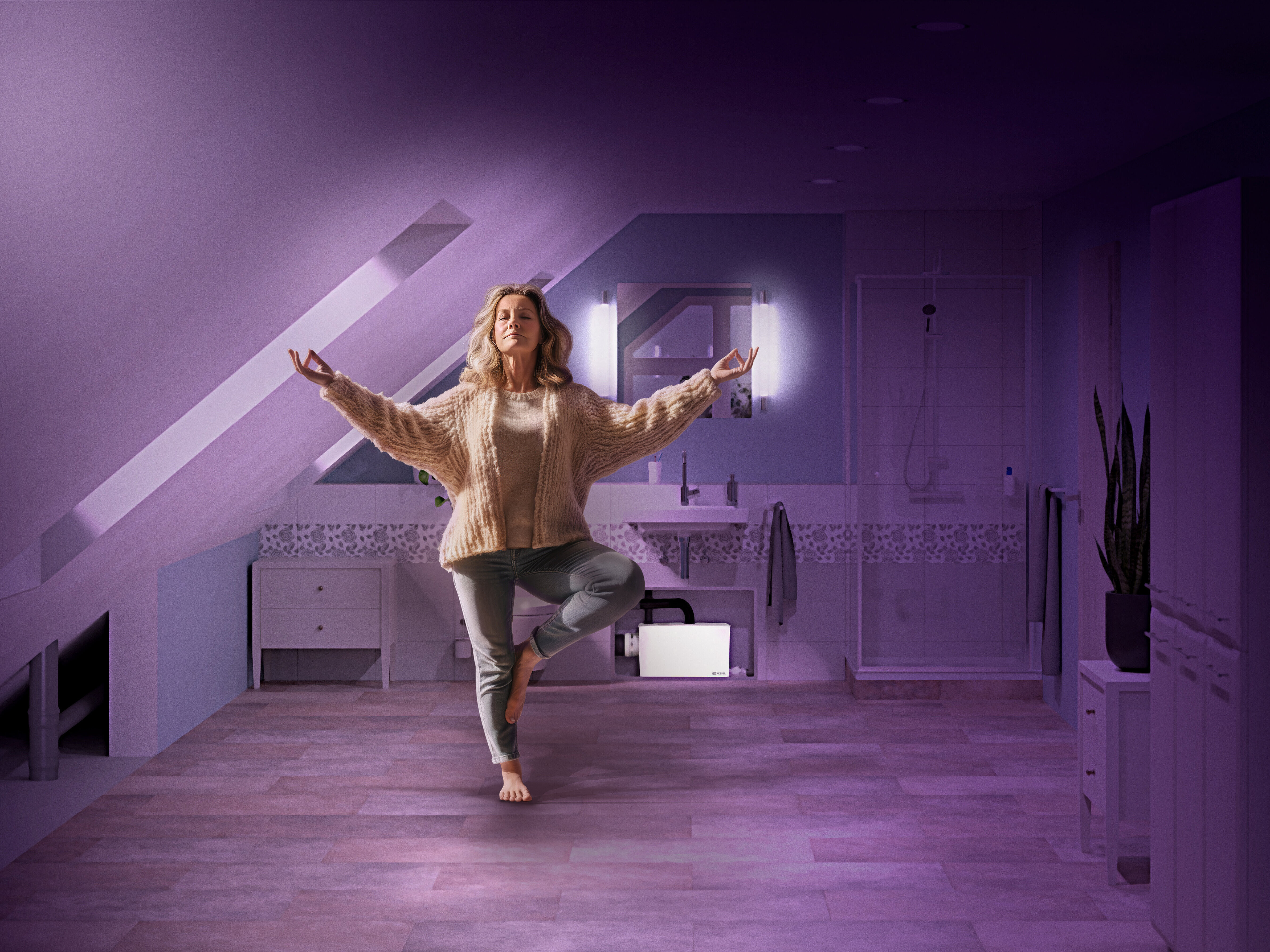 Kobieta uprawia jogę w łazience, a w tle znajduje się Mała przepompownia wewnętrzna, zamontowana w sposób zajmujący mało miejsca i dyskretny.