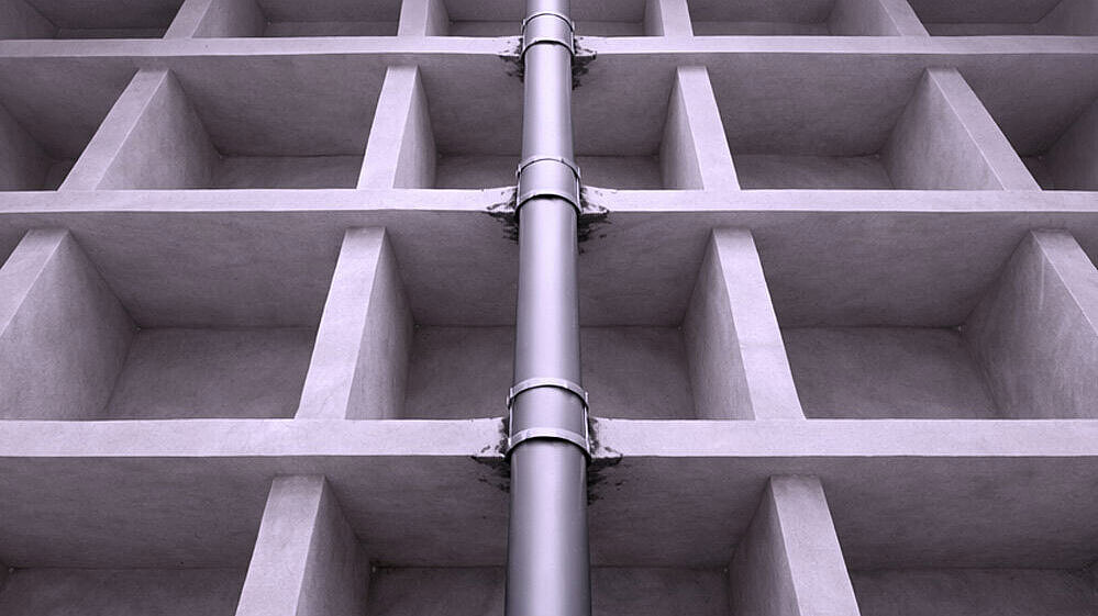 Schemat przebicia stropu Schematyczna ilustracja rury przebiegającej w górę przez kilka stropów.