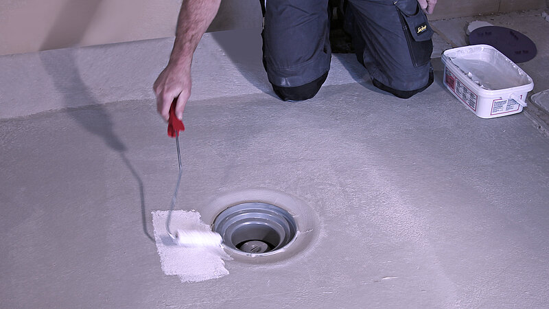 Montaż kołnierza do przyklejenia hydroizolacji w wpustie podłogowym