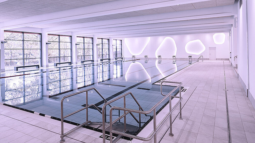 Basen z odpływami i rynnami ze stali nierdzewnej. Basen z odpływami i rynnami ze stali nierdzewnej.